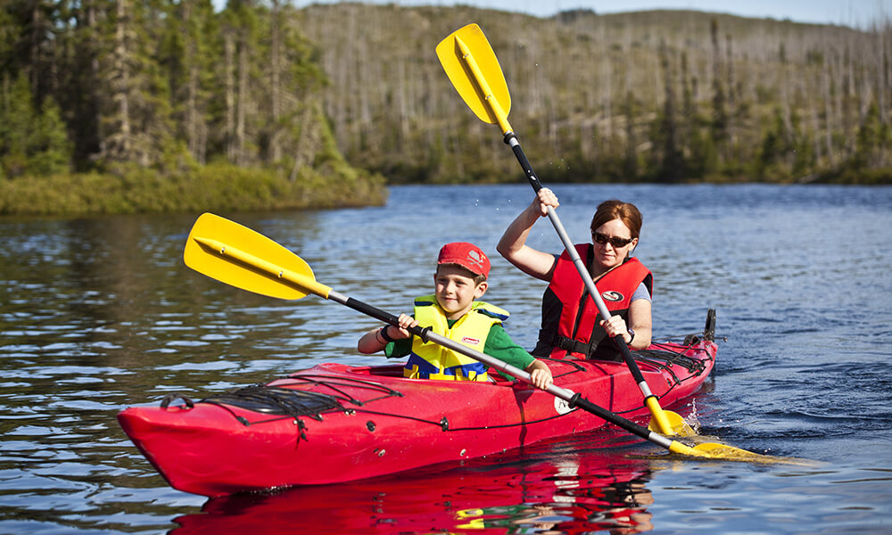 Personnes faisant du kayak de mer dans Charlevoix durant le semaine de construction